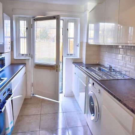 Modern & Spacious - Walk To London Excel- Parking Exteriör bild