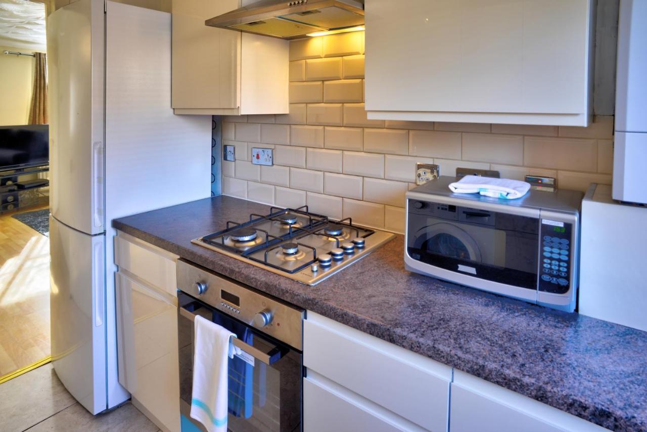 Modern & Spacious - Walk To London Excel- Parking Exteriör bild