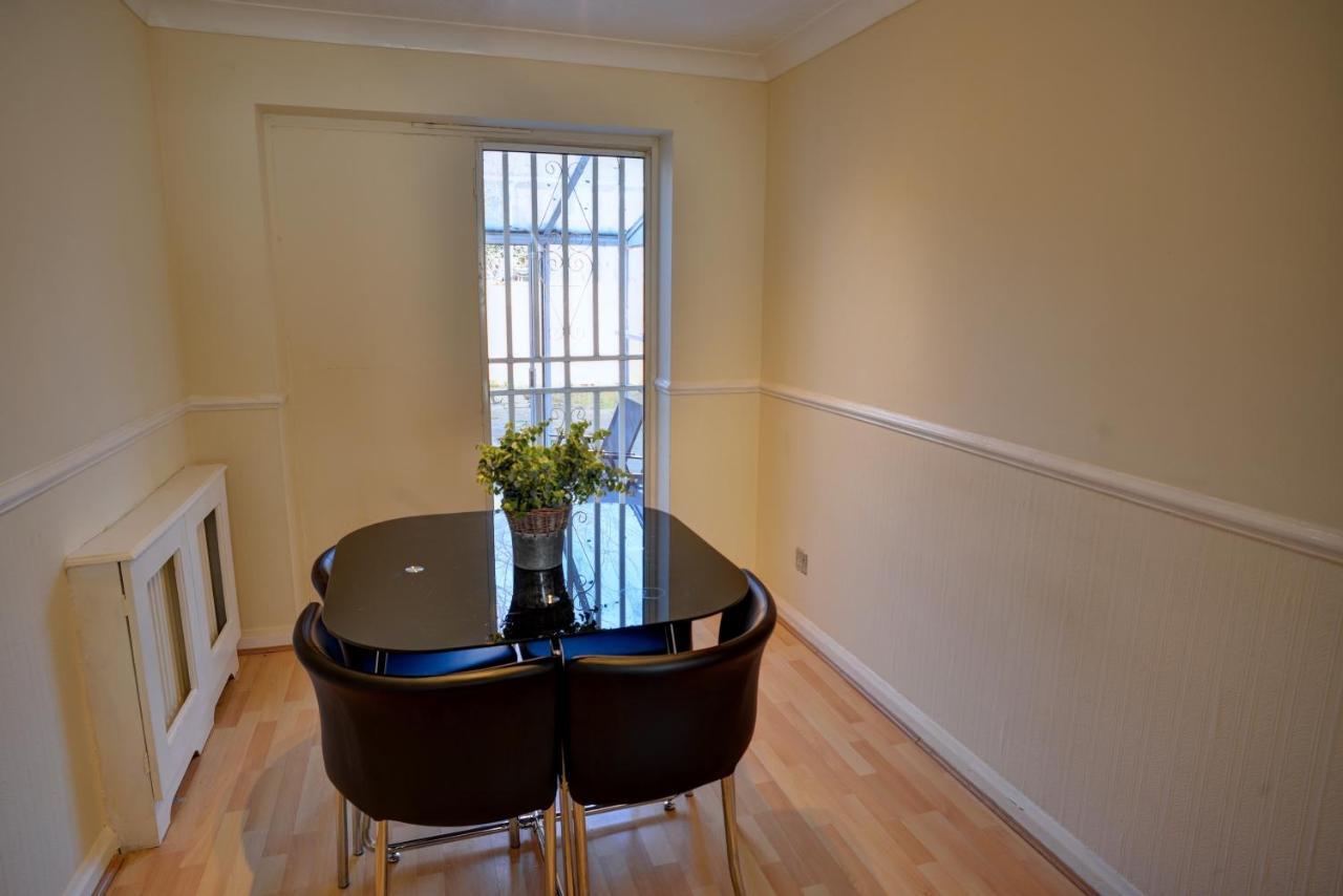 Modern & Spacious - Walk To London Excel- Parking Exteriör bild
