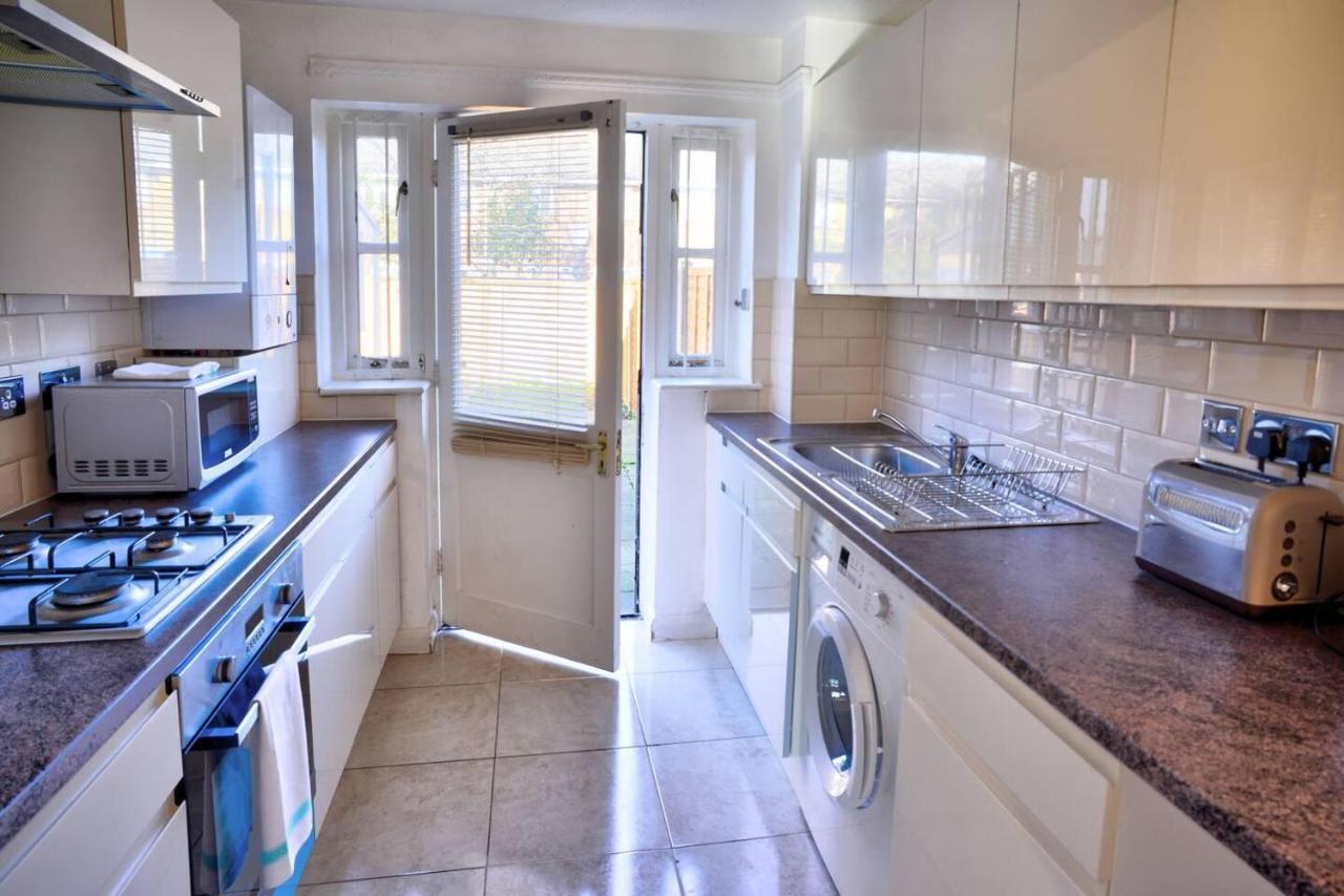 Modern & Spacious - Walk To London Excel- Parking Exteriör bild
