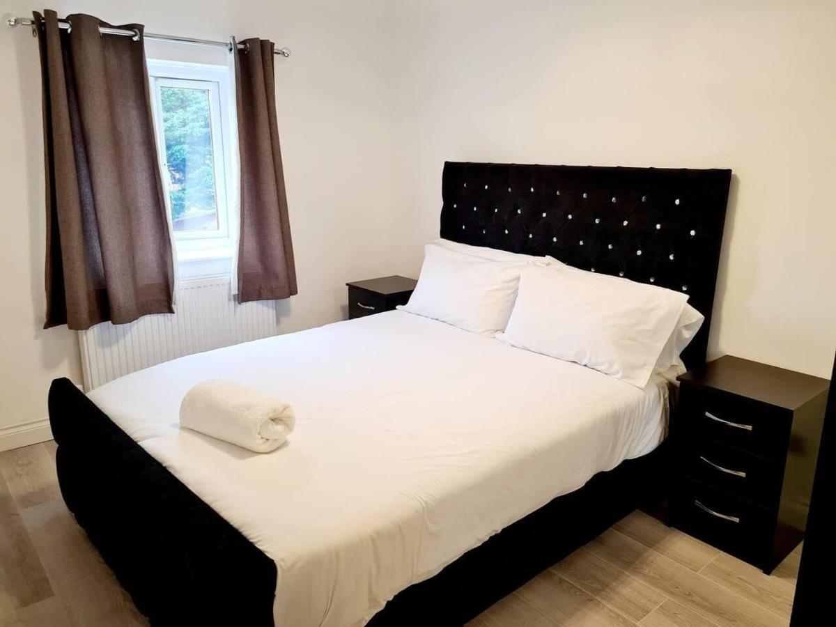 Modern & Spacious - Walk To London Excel- Parking Exteriör bild