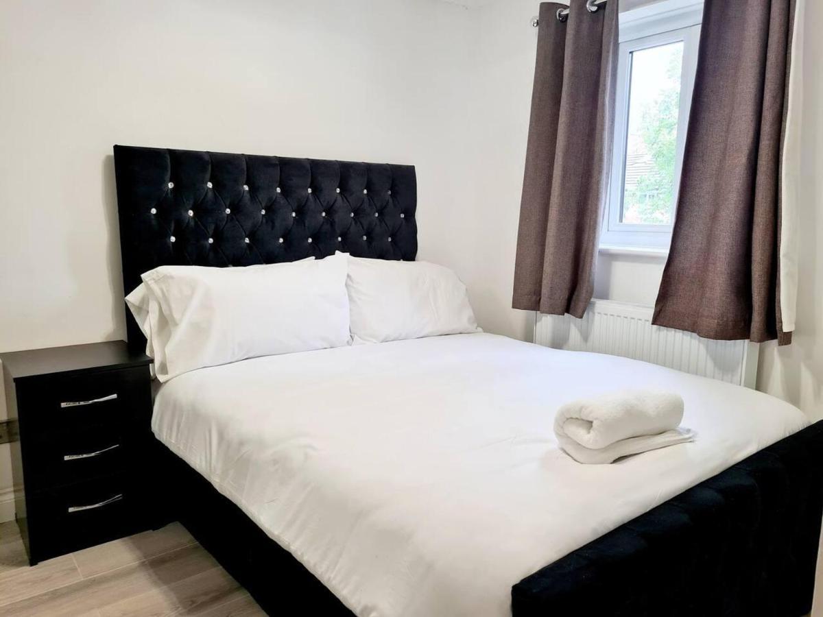 Modern & Spacious - Walk To London Excel- Parking Exteriör bild