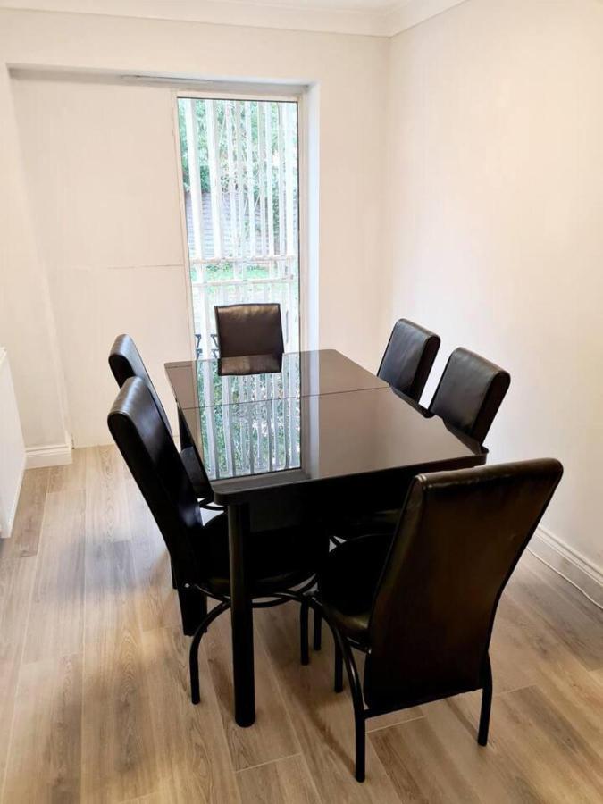 Modern & Spacious - Walk To London Excel- Parking Exteriör bild