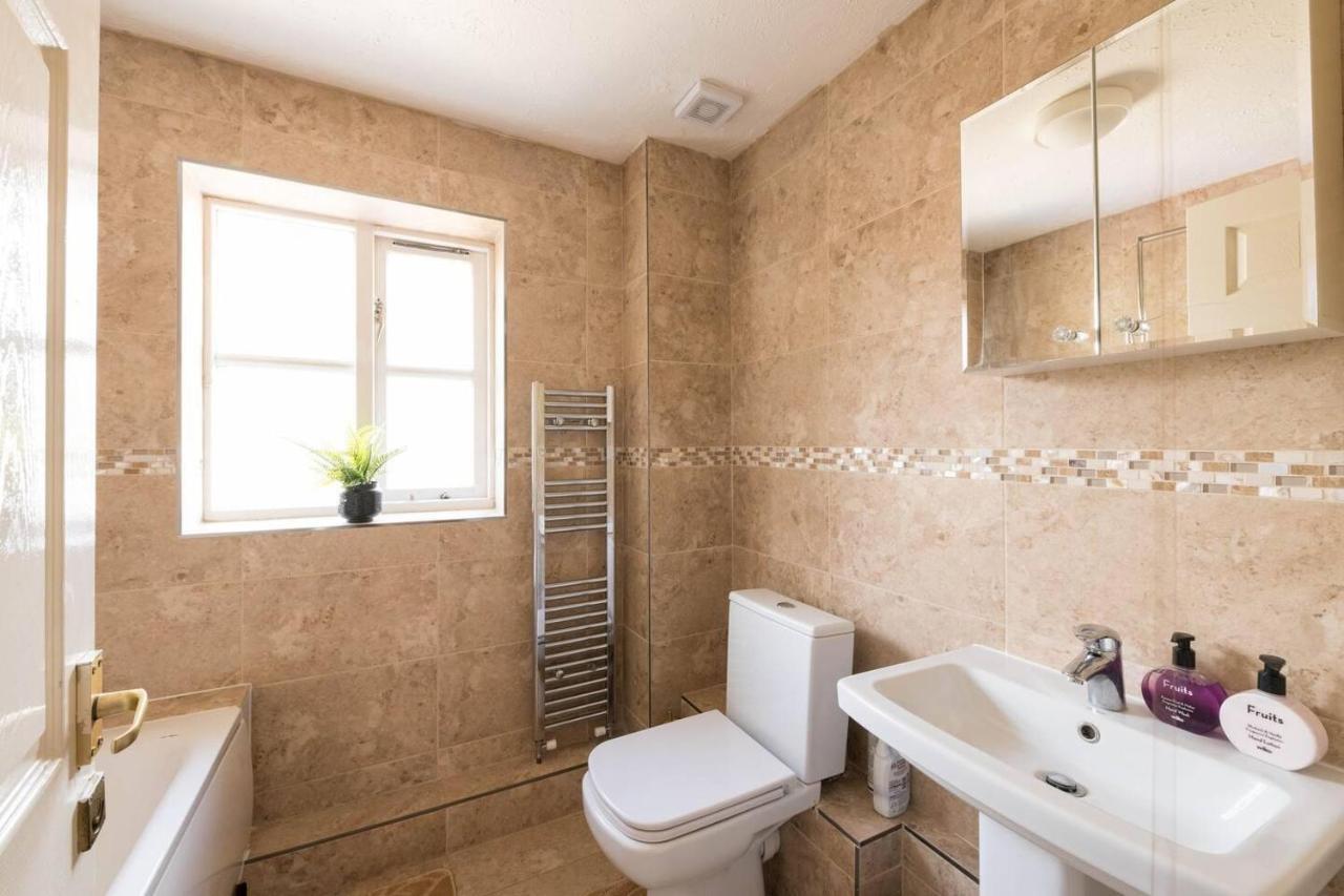 Modern & Spacious - Walk To London Excel- Parking Exteriör bild