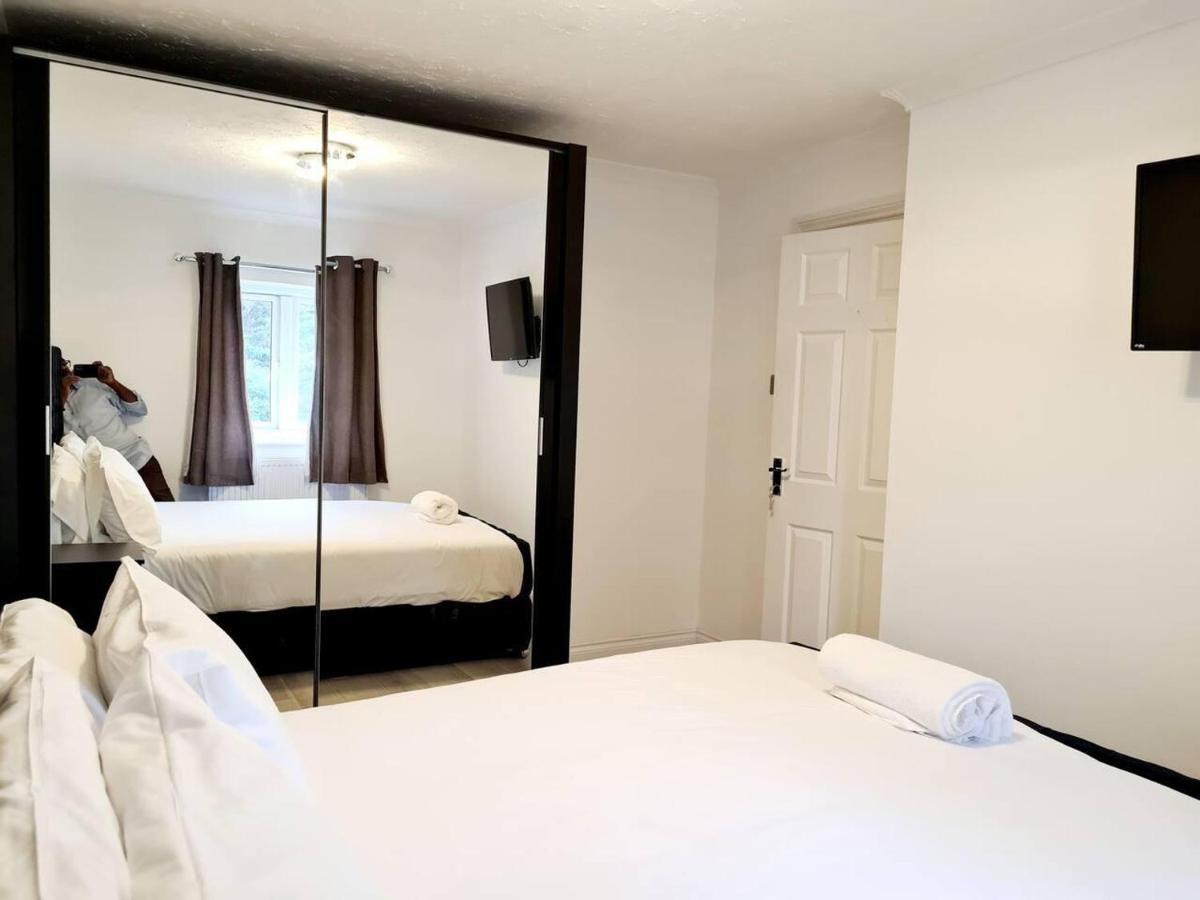 Modern & Spacious - Walk To London Excel- Parking Exteriör bild
