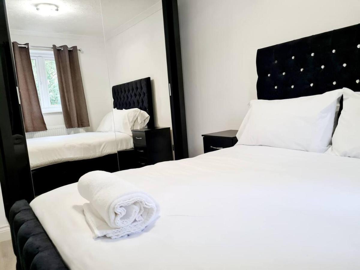 Modern & Spacious - Walk To London Excel- Parking Exteriör bild